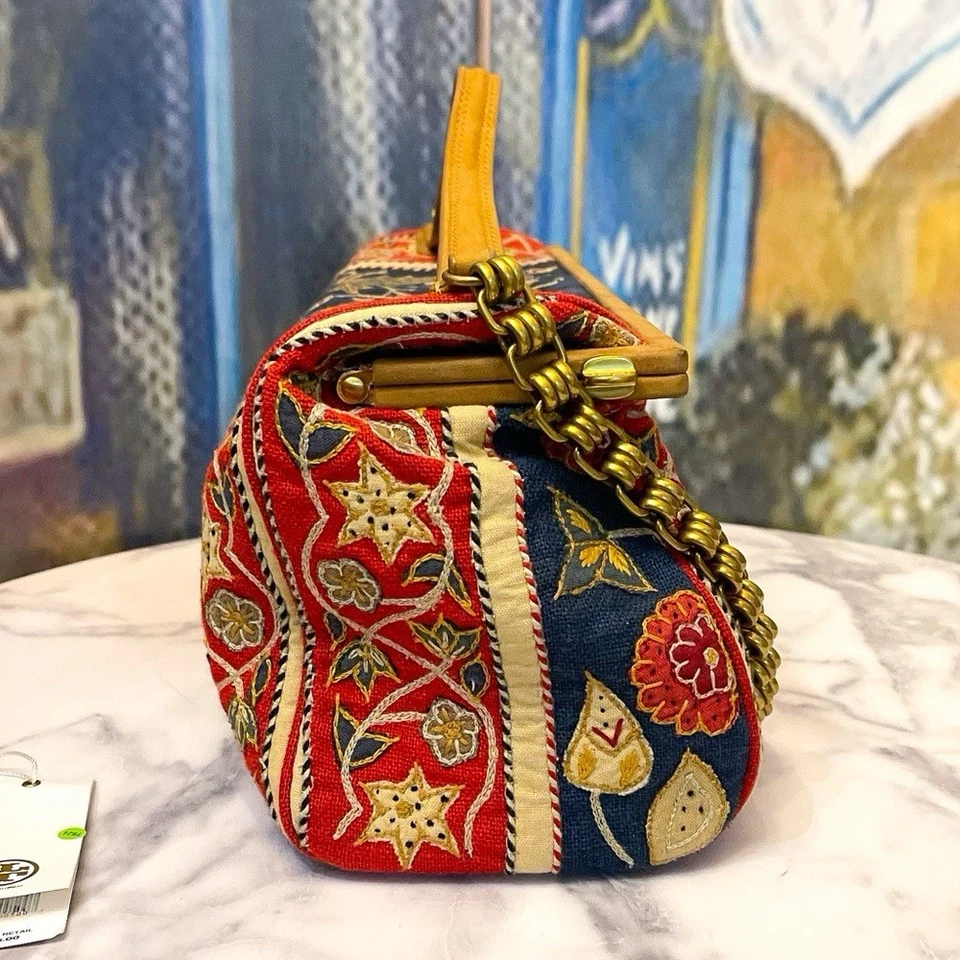 Bolso Tory Burch Tapiz Bordado Barril Alfombra Floral Azul Marino Rojo Dorado Usado en Excelente Condición Foto 3 de 4