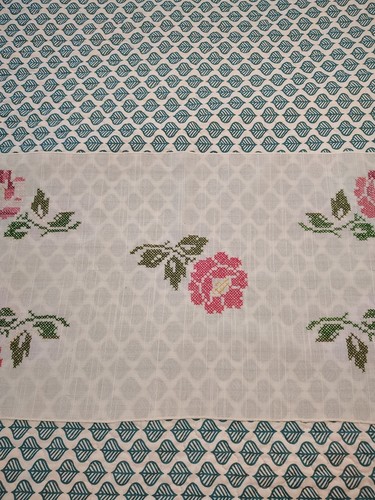Vintage 41" Table Runner Embroidered Beautiful Stitching Linen Roses - Picture 6 of 11
