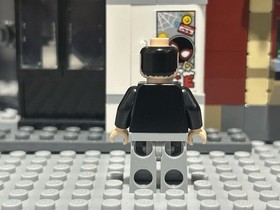 Lego Alfred Pennyworth minifigure from 7783 Batcave: Penguin Freeze Invasion NEW