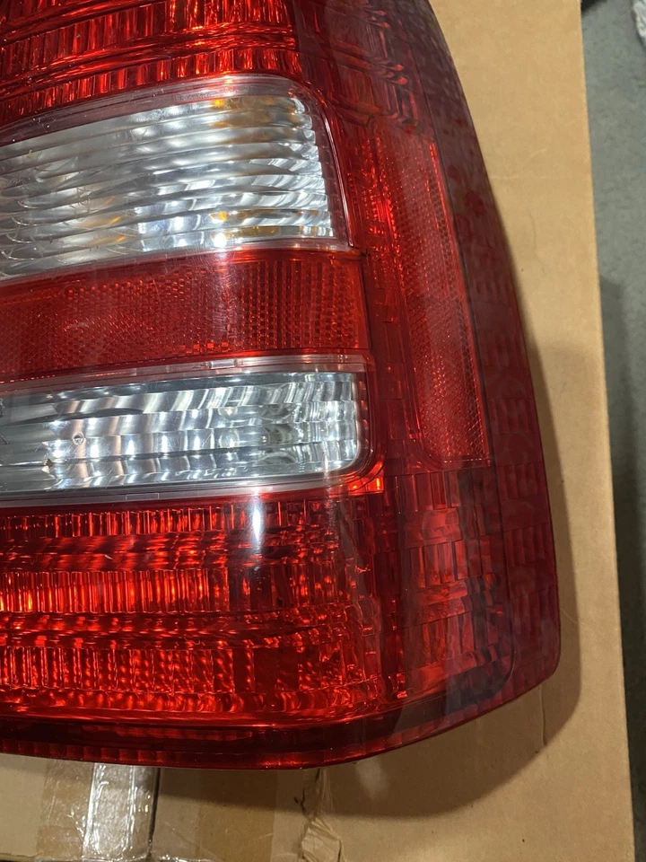 Luz trasera lateral derecha pasajero Subaru Forester 2003-2005 OEM 2004 Foto 4 de 4