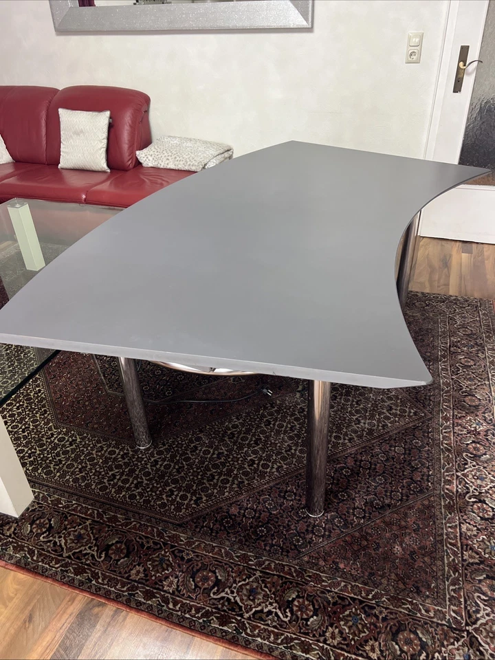 Tisch (abgerundet), mit Steckdosen; Länge=2,00 Meter, Breite=103 cm, Höhe=73 cm