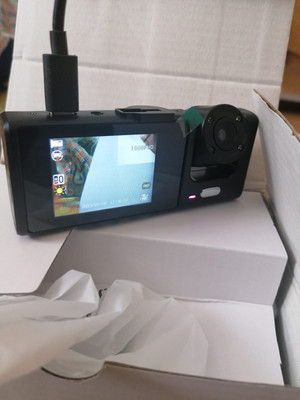 Dash Cam, Black Box Verkehrsrekorder, ausgestattet mit Front- und Rückkamera. 