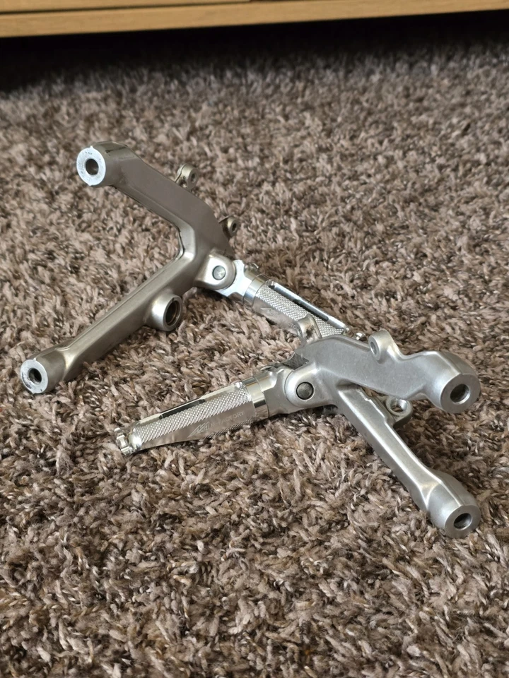 Juegos traseros Ducati 1199 (899) OEM con placas de talón izquierda derecha OEM soportes clavijas CNC Foto 2 de 4