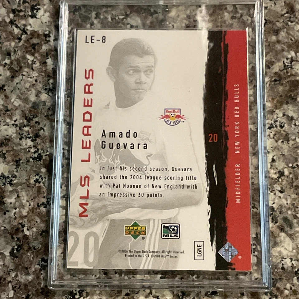 Tarjeta de baraja superior firmada por Amado Guevara #le -8 (2006) en losa MLS Foto 3 de 3