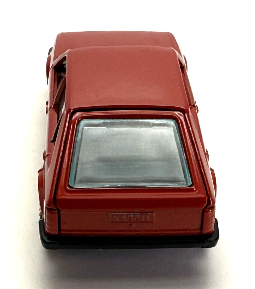 Gama Mini - Limusina Opel Kadett roja - Escala 1:43 Foto 4 de 4