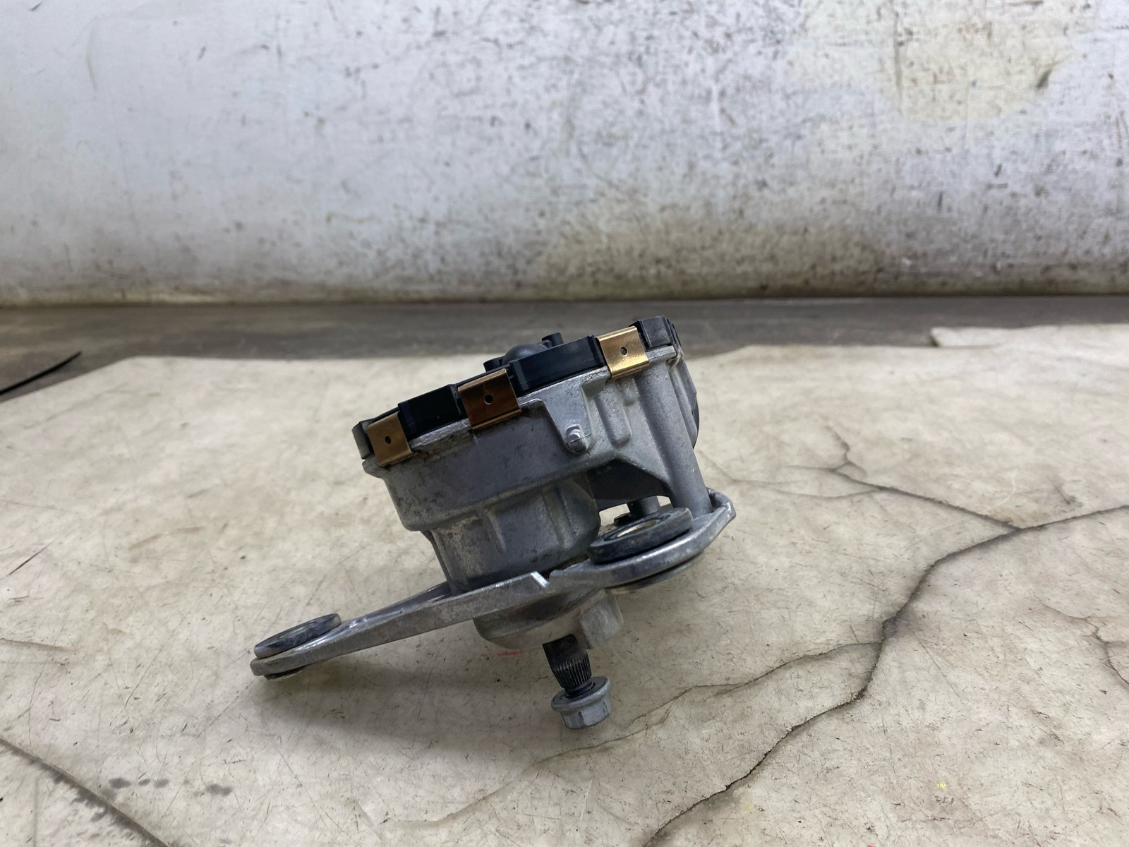 2020-2024 ASTON MARTIN DBX FRONT LEFT WINDSHIELD WIPER ARM MOTOR MY83-17503-AA