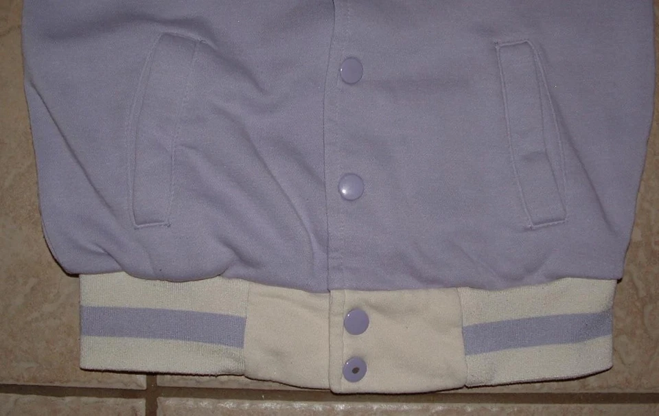 Chaqueta de béisbol HELLO KITTY bordada forrada de vellón púrpura claro talla pequeña para niñas Foto 3 de 4