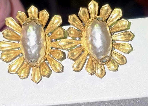 New ListingVintage Miriam Haskell Gold & Pearl Sunflower clip-on earrings ( screw back)