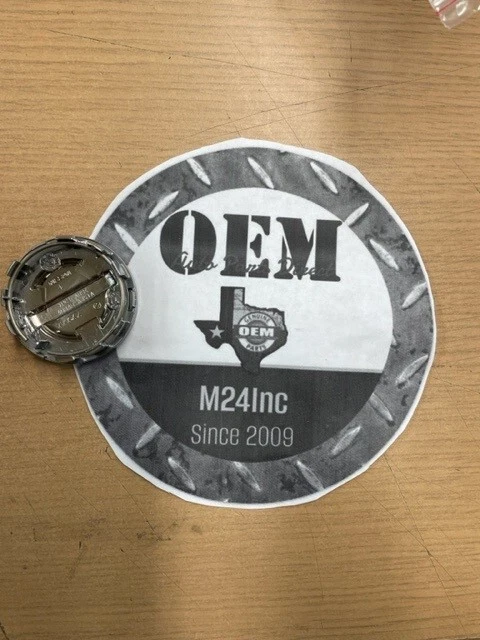 Tapa central original NISSAN 350Z / 370Z / ALTIMA / GT-R / HOJA OEM 40343-AU51A Foto 2 de 2