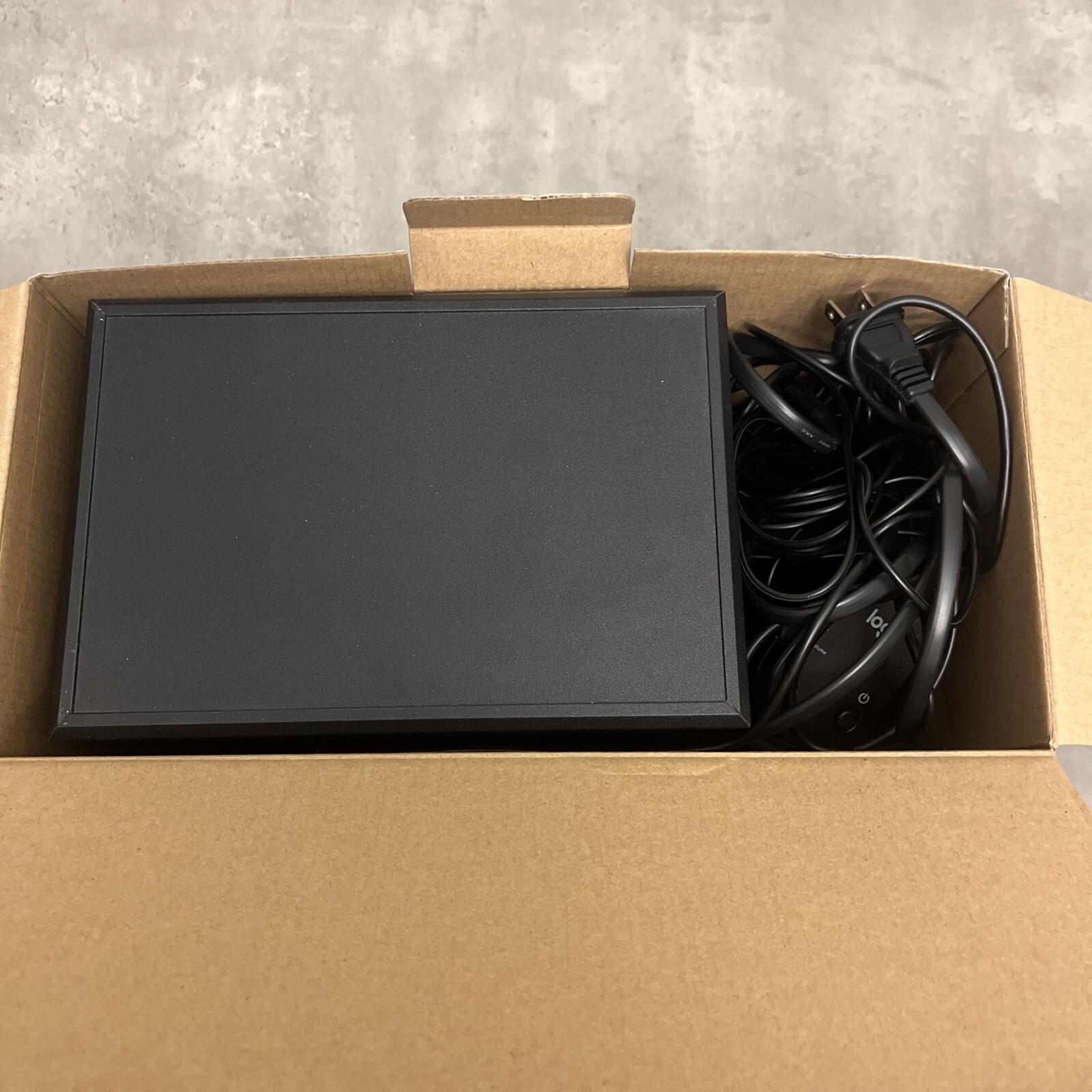 Logitech Z313 2.1 Multimedia Speaker System with Subwoofer (Black)