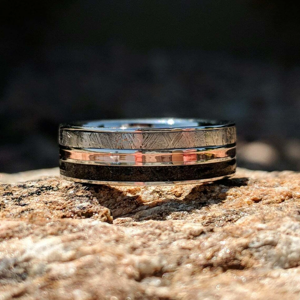 Anillo Meteorito con Oro Rosa 14k e Incrustación Fósil de Dinosaurio, Hecho a Medida Foto 3 de 4
