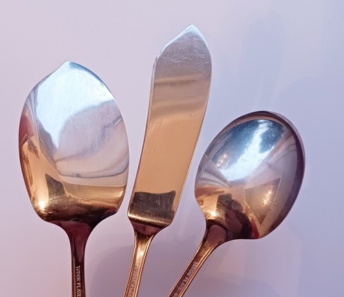 Oneida QUEEN BESS ll 1946 Silver Plate Butter Knife, Sugar Spoon, & Jelly Server - Picture 4 of 8