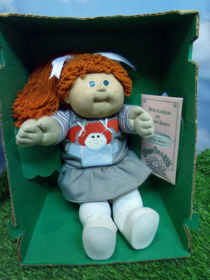 CABBAGE PATCH KID PUPPE COLECO langes Pony rothaariges MÄDCHEN mit Zertifikat Portrait Rarität Kleid