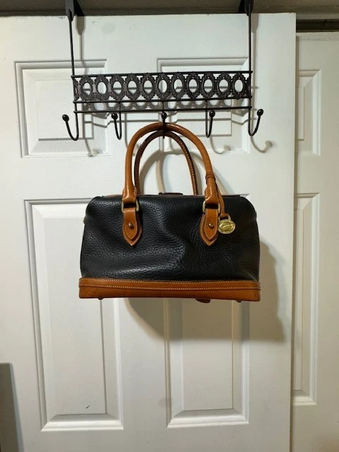 Cartera Doctor Dooney & Bourke AWL de colección - negra/bronceada, marco de latón, pies Foto 4 de 4