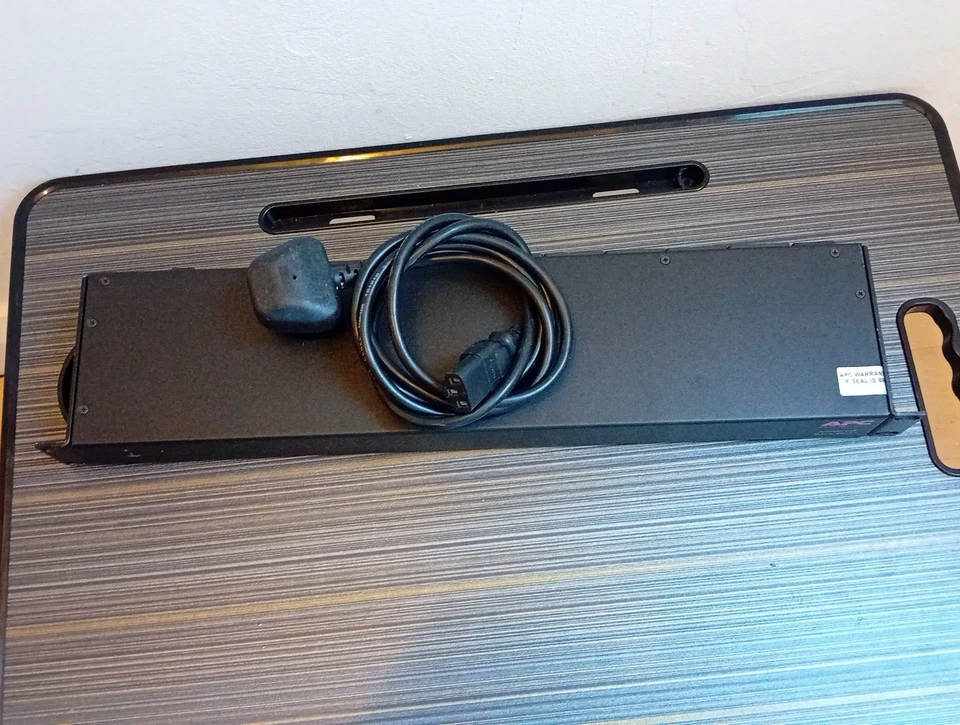 APC AP7820 Switched 1U Rack PDU - 8 oulets AUDIO/IT fully tested and working VGC - Image 2 of 4