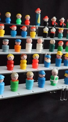Verschiedene Fisher-Price-Puppen, viele Figuren von Häusern, Vintage-Spielzeug
