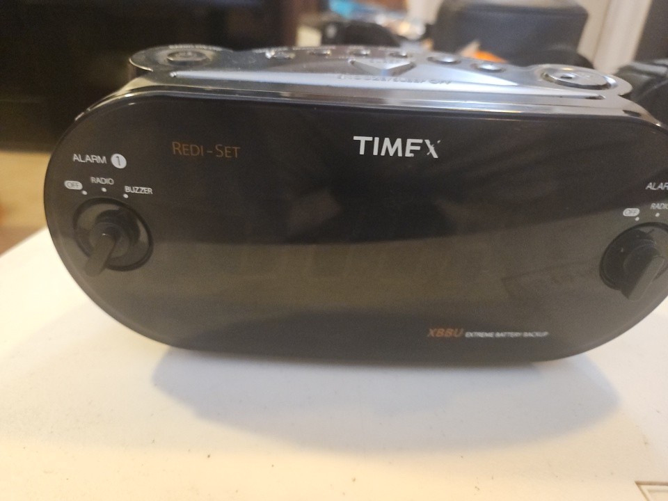 Timex T715 Dual Alarm Clock Radio AM/FM Large Display Redi-Set Tested Works