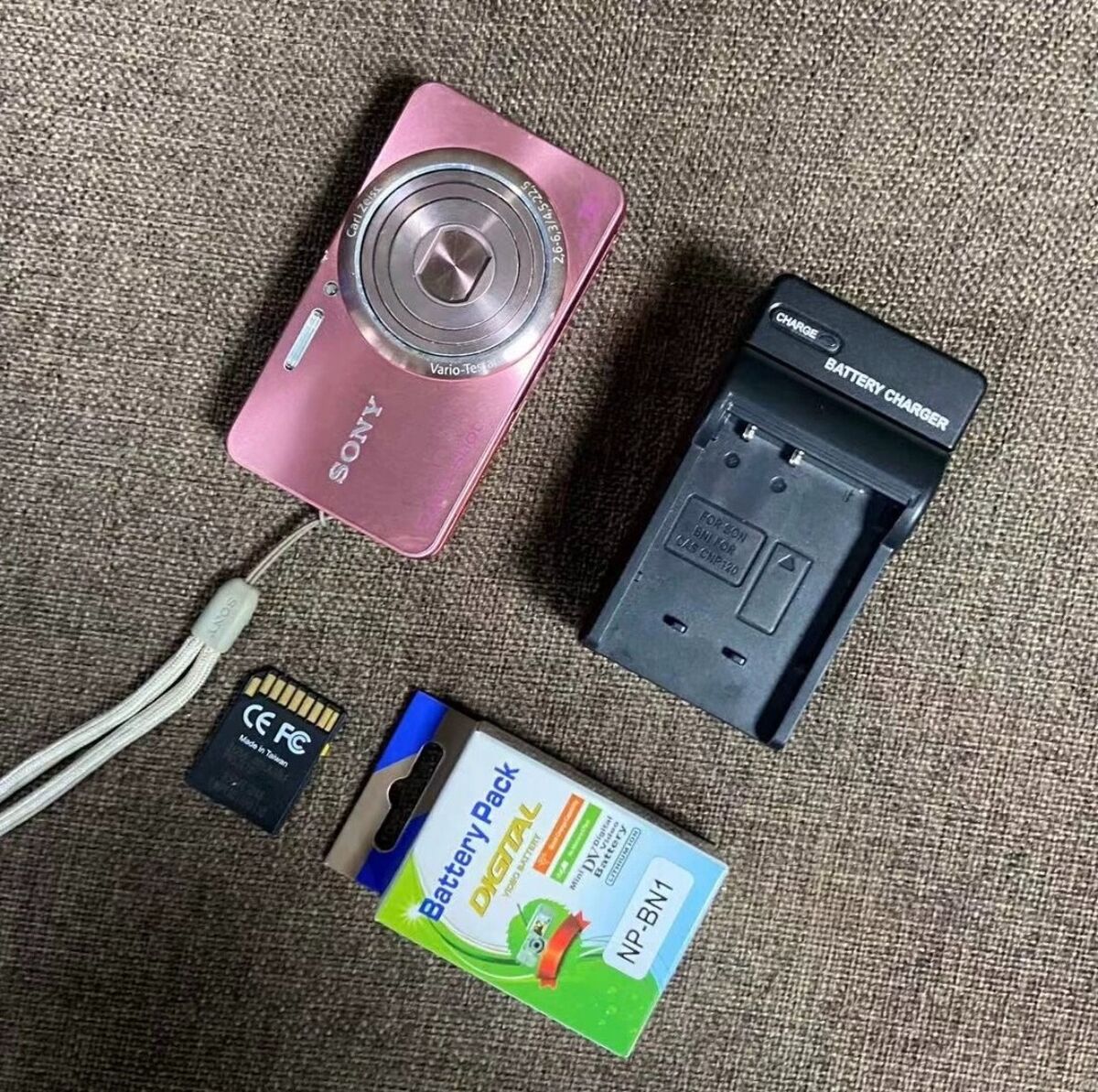SONY Cyber-shot DSC-W570 Pink 5x Zoom Digital Camera + SONY Cyber-shot DSC-W570 Pink 5x Zoom Digital Camera +