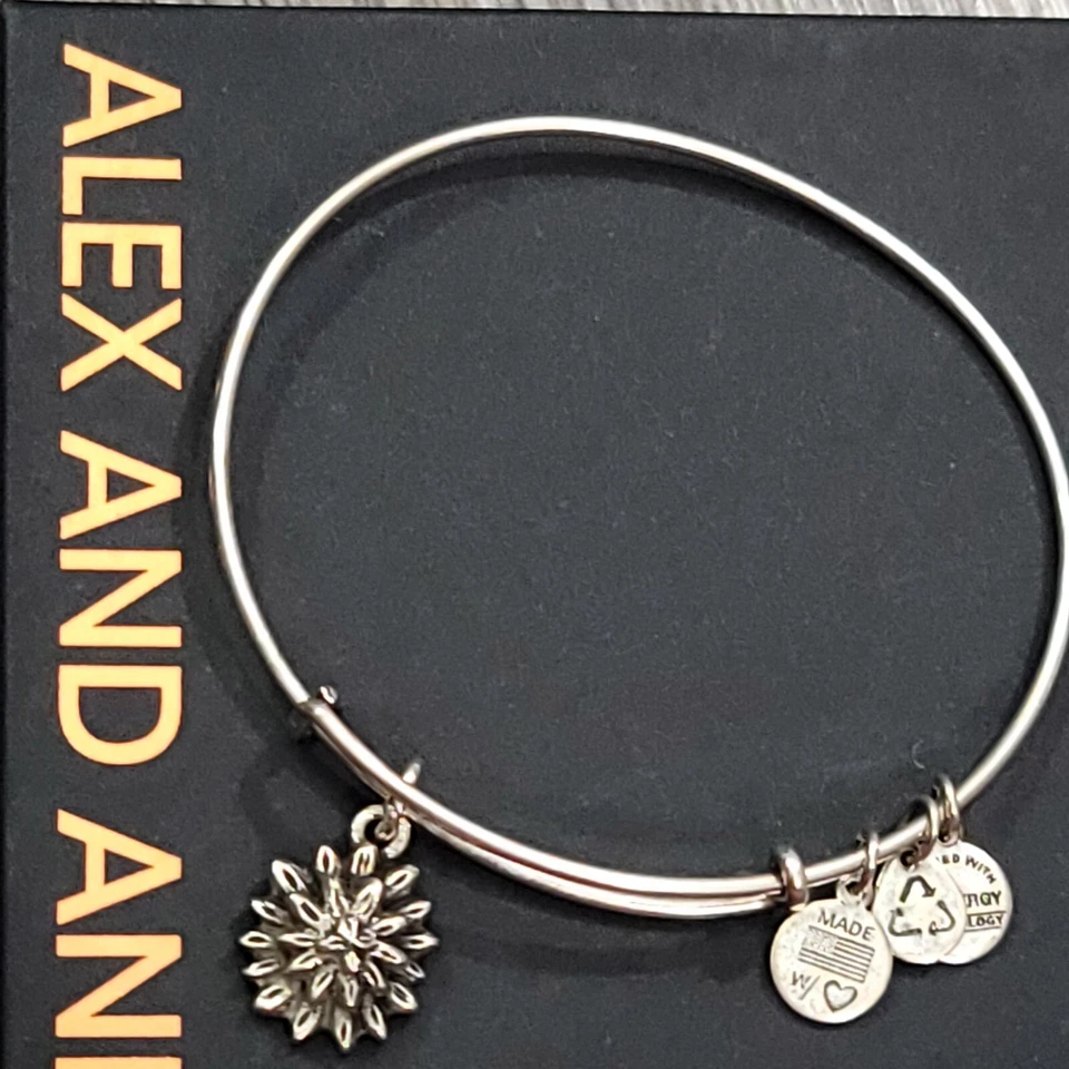 Браслет с брелоками с водяной лилией Alex and Ani  - Изображение 2 из 4