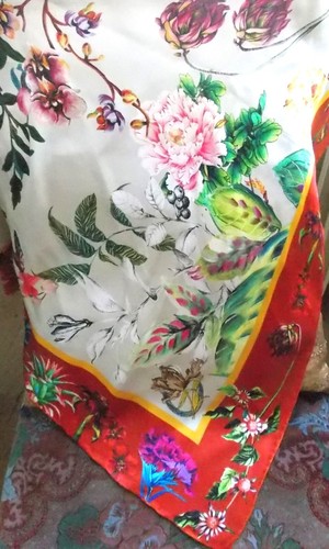 CARRE DE SOIE FOULARD IMPRESSION FLEURS BORDURE ROUGE - Picture 4 of 4