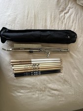 Lote de baquetas, soporte de música y llave de batería