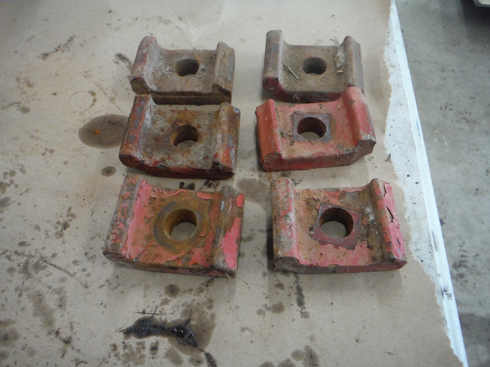 IH FARMALL      H, M  REAR RIM CLAMPS      (2911) thumbnail 2