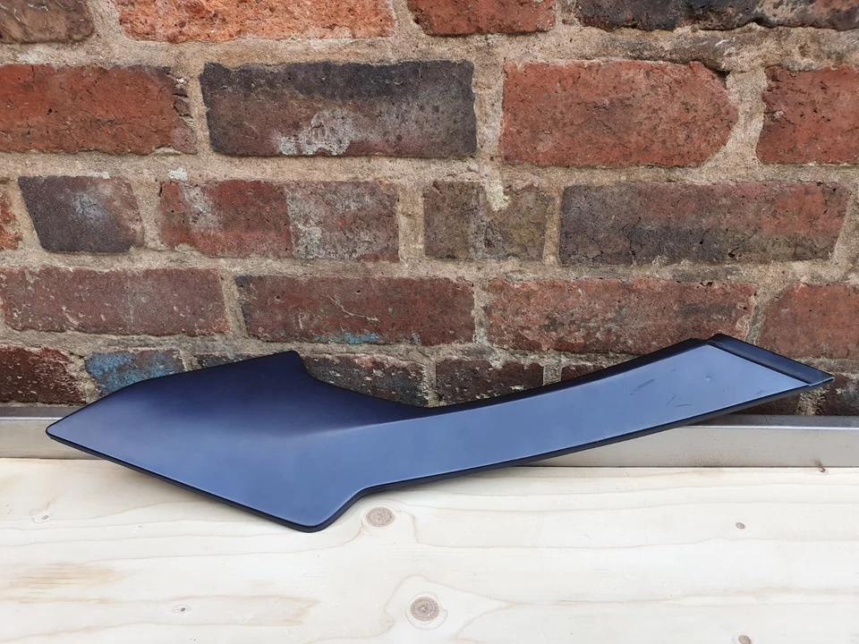 Aprilia Futura RST 1000 2001-2005 TRASERO DERECHO DEBAJO DEL ASIENTO CUBIERTA CARENADO PLÁSTICO Foto 4 de 4