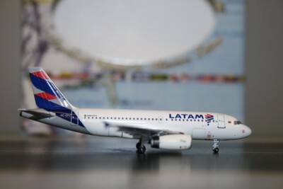 Aeroclassics 1:400 LATAM Airbus A319-100 HC-CPZ Die-Cast Model