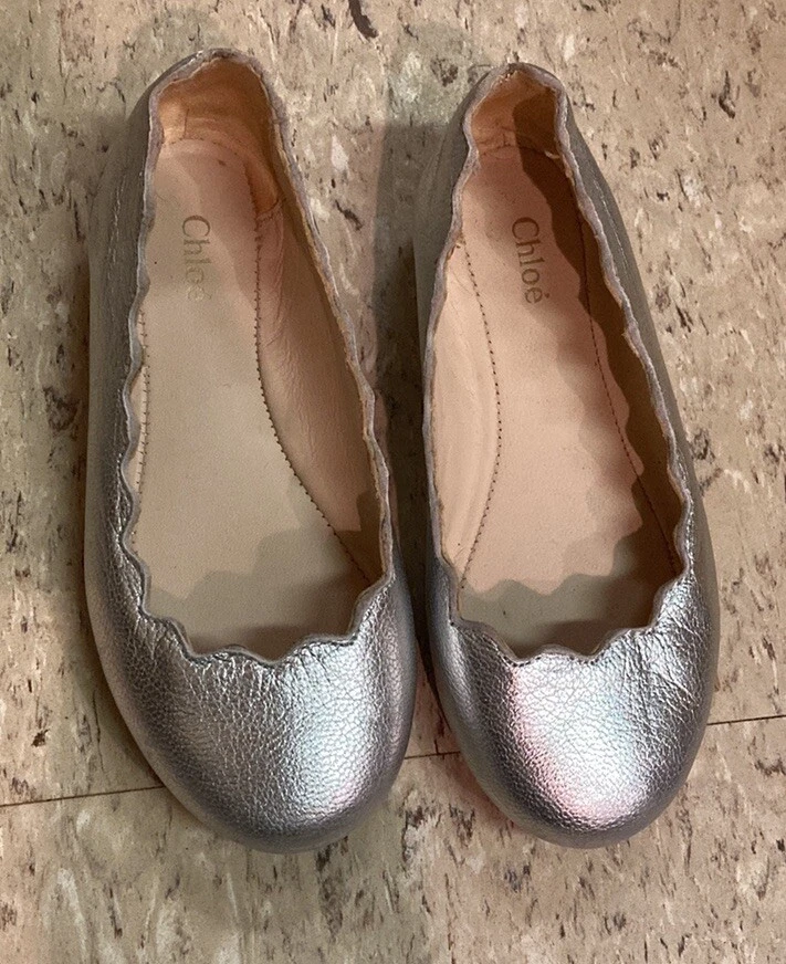Niñas CHLOE Cuero Plateado Lauren Vieira Bailarina Zapatos Planos Talla 25 EE. UU. 8 Usado en Excelente Condición Foto 2 de 4