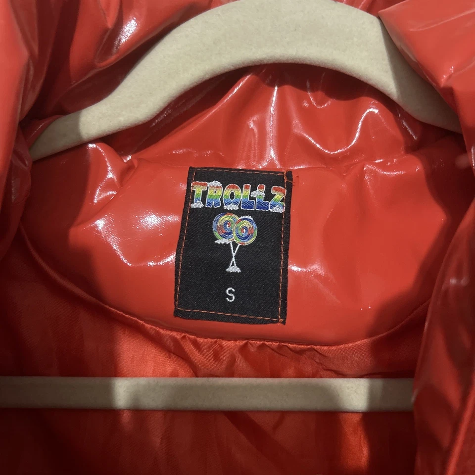 Chaqueta acolchada Trollz Nicki Minaj Tekashi 6ix9ine roja arco iris pequeña Foto 3 de 4