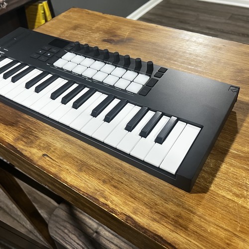Novation Launchkey Mini 37 MK4 Keyboard Controller