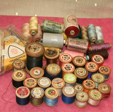 27 VINTAGE WOODEN COTTON REELS, 21 SPOOLS THREAD, SIGNET, SWAN, SYLKO, COATS   A