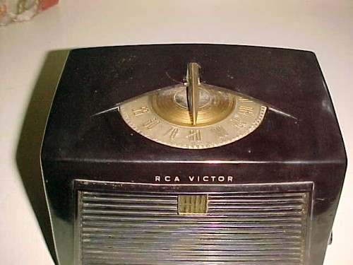 1948 RCA 8X521 - DARK CHOCOLATE MIDGET Tube Radio - PLAYS GREAT - MANY STATIONS - Picture 2 of 8