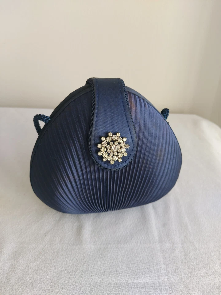 Bolso sin asas SASHA plisado azul satinado noche estrás correa para el hombro de colección Foto 3 de 4