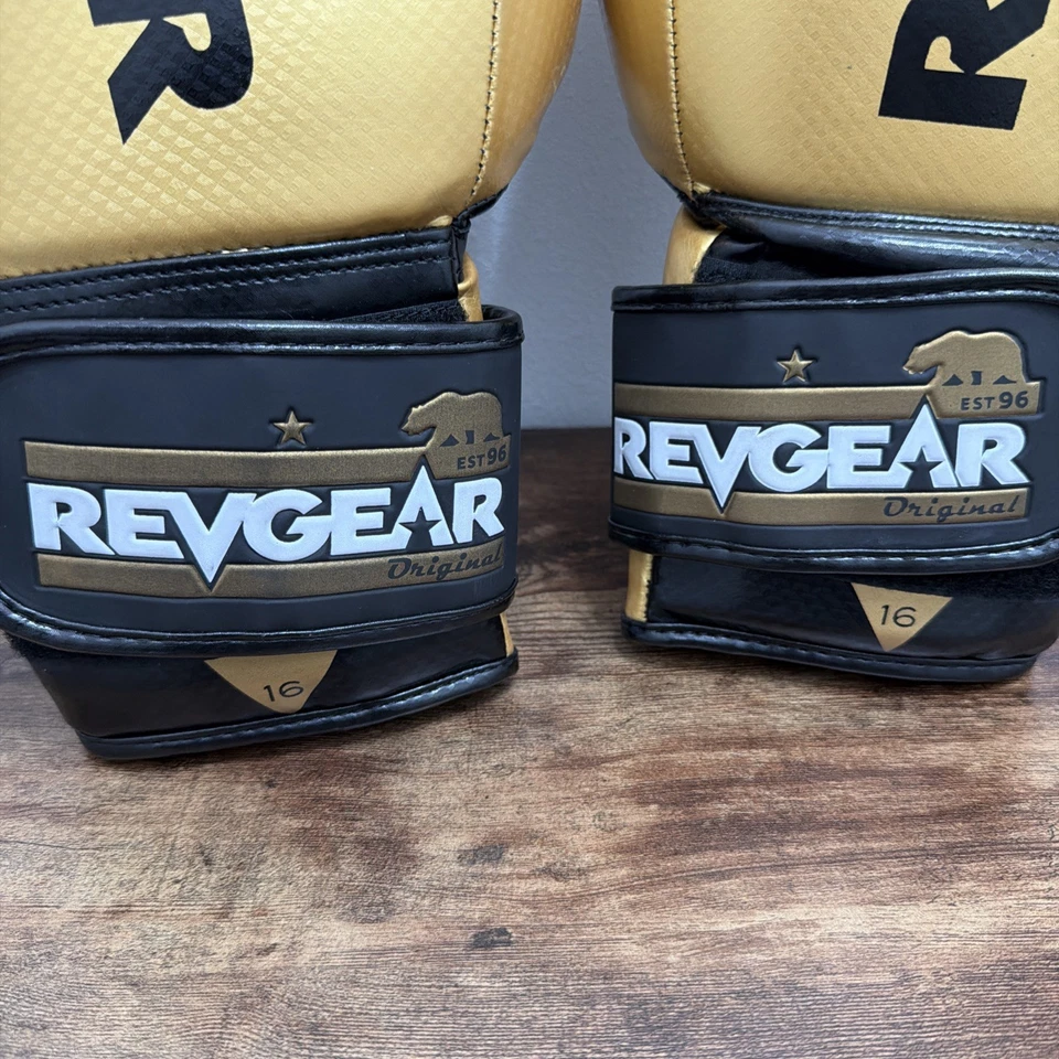Боксерские перчатки Revgear Pinnacle черно-золотистые 16 унций для тренировок по боксу - Изображение 2 из 4