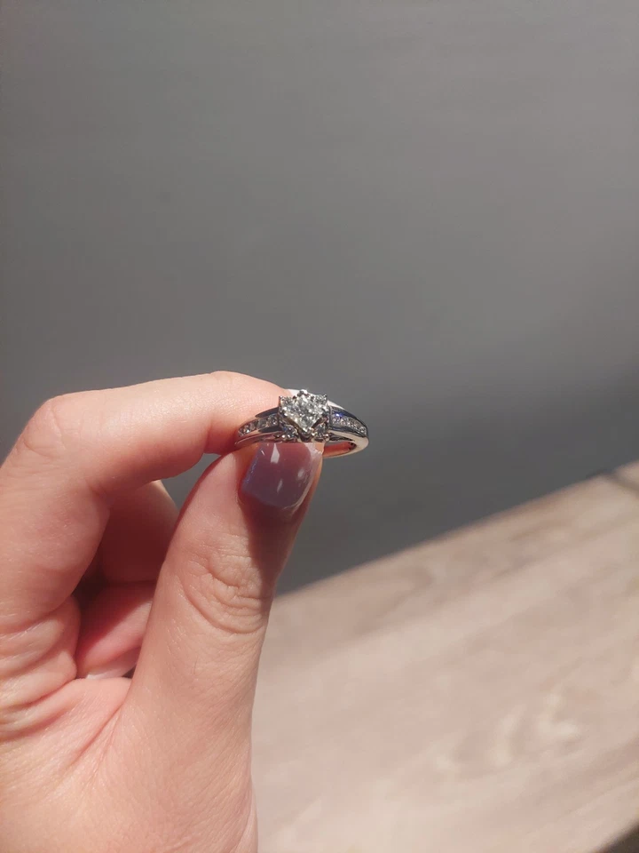 14K White Gold With One Carat  Princess Cut Diamond Ring  Size 7 - Image 3 of 4