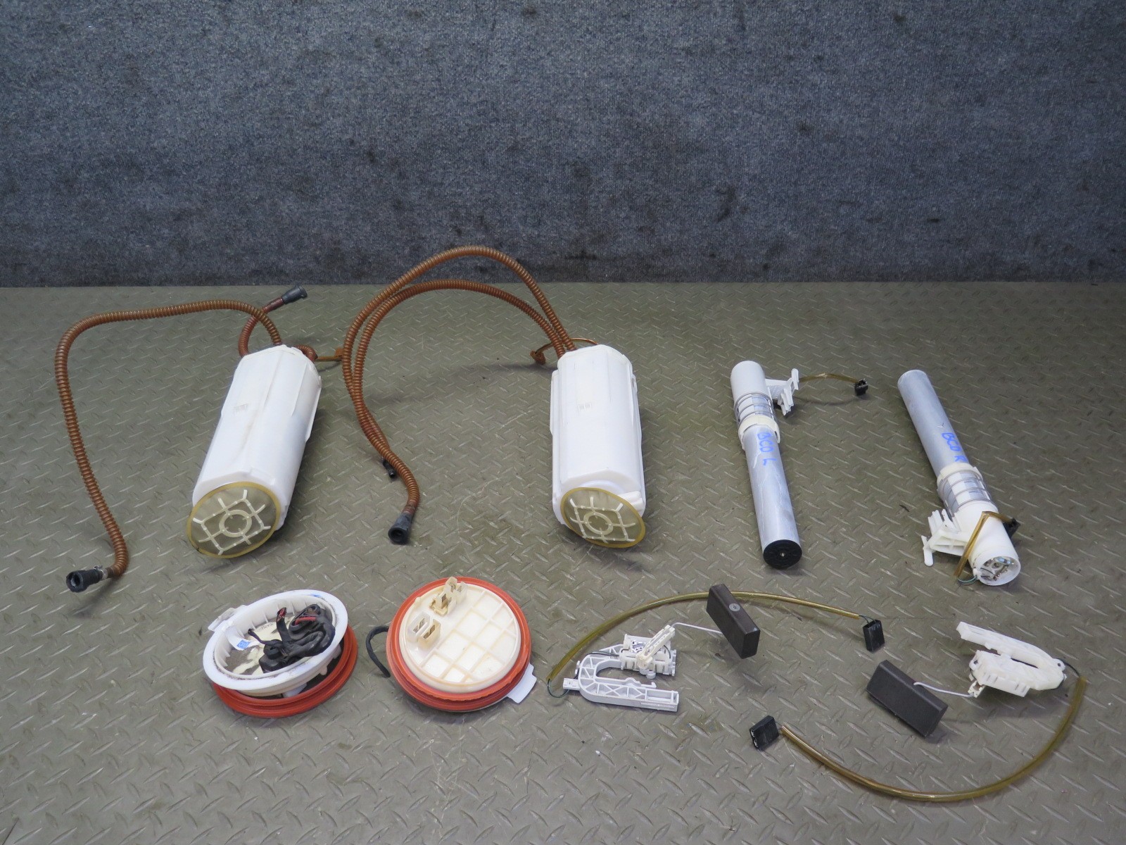 2006-2012 BENTLEY FLYING SPUR 6.0L ENGINE LEFT & RIGHT SIDE FUEL PUMP ASSEMBLY
