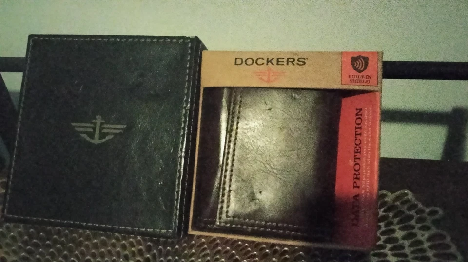 Cartera de hombre vintage Dockers Essential Series de cuero marrón triple pliegue Foto 3 de 4