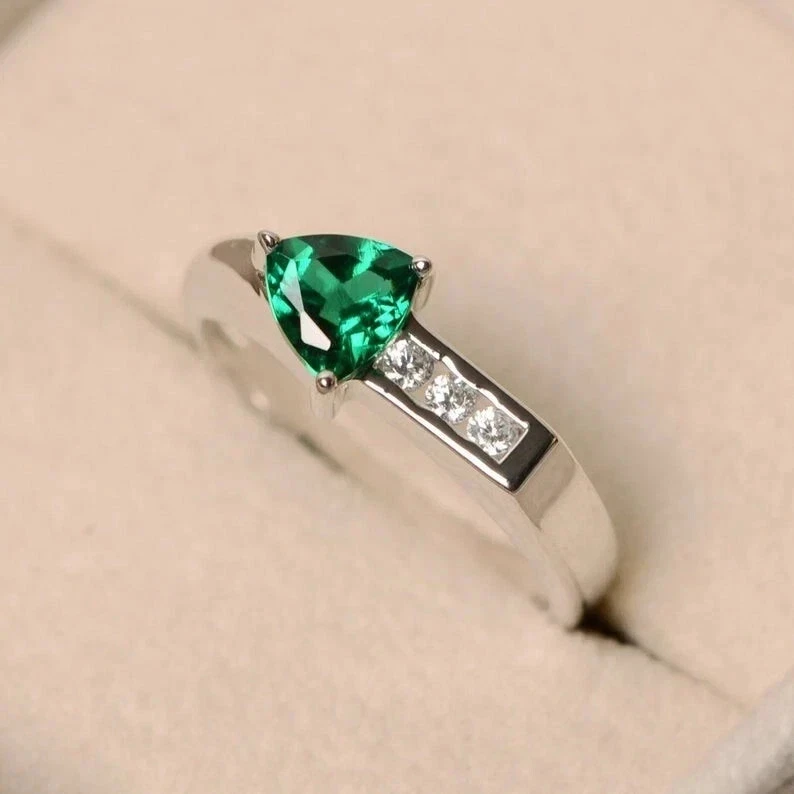 Alianza de boda para mujer talla billón de 2 quilates esmeralda simulada enchapada en oro blanco de 14 k Foto 2 de 4