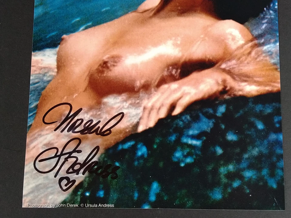 Photo signée Ursula Andress "Honey Ryder" Autographe COA James Bond 007 Dr. No - Photo 3/4