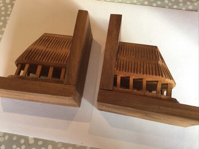 Buchstützen aus Holz geschnitzt