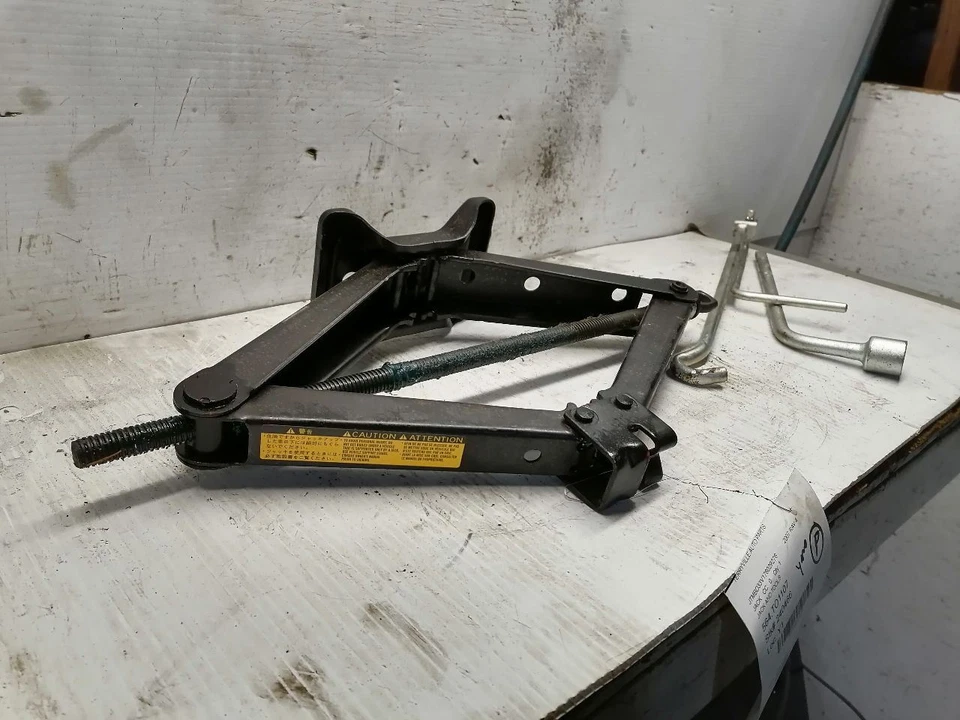 2007 RAV 4 домкрат и инструменты 1491425 - Изображение 2 из 4