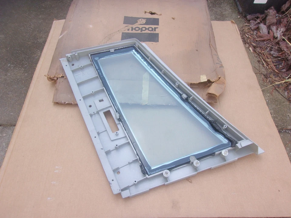 1979 Chrysler New Yorker NOS MoPar Right REAR DOOR FIXED GLASS & FRAME - Image 3 of 3