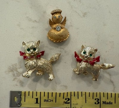 Vtg Cat Kitten Angel Brooch Pin Gold Tone Green Rhinestone Eye Red Bow Christmas