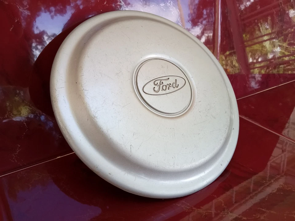 Ford Escort 1991-1997 (1) tapa central plateada de fábrica OEM # F7C6-1A096-BB vintage Foto 3 de 4