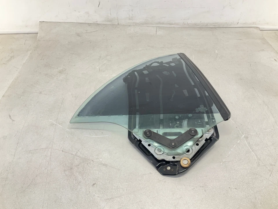 01-06 BMW 330Ci заднее правостороннее пассажирское стекло на четверть стекла с регулятором - Изображение 2 из 4