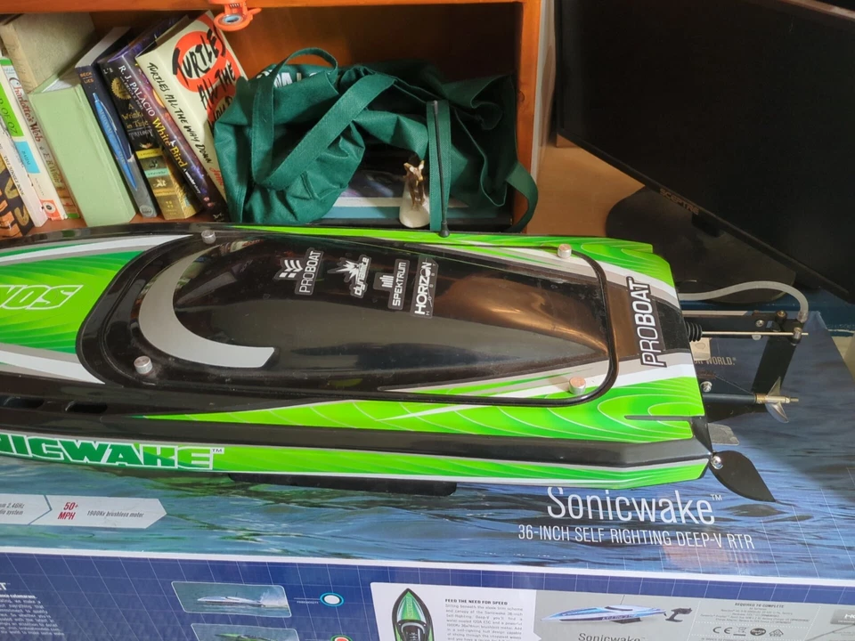 Pro Boat Sonicwake V2 36" Self-Righting Brushless RC Boat Deep-V RTR - Image 2 of 4