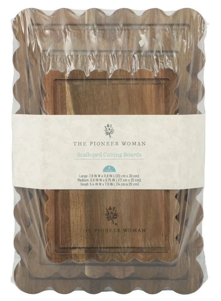 Tablas de cortar festoneadas de madera de acacia de 3 piezas The Pioneer Woman Foto 3 de 4