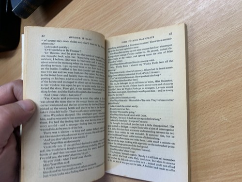 1959 AGATHA CHRISTIE "MURDER IS EASY" FICTION PENGUIN PAPERBACK BOOK (P2) - Picture 11 of 15