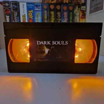 Dark Souls RPG LED VHS Videokassette Licht Lampe Geburtstag Weihnachten Geschenkidee Retro